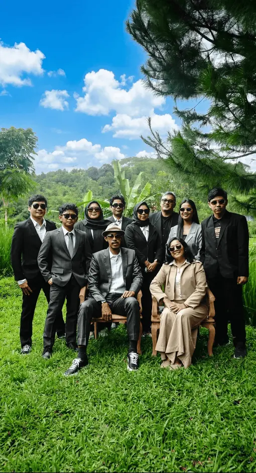 Tim Kili Kili Adventure berpose profesional