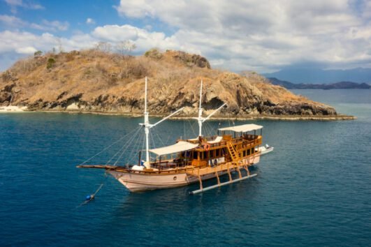 Outing Kantor Sailing Komodo Luxury Phinisi Labuan Bajo 4D3N