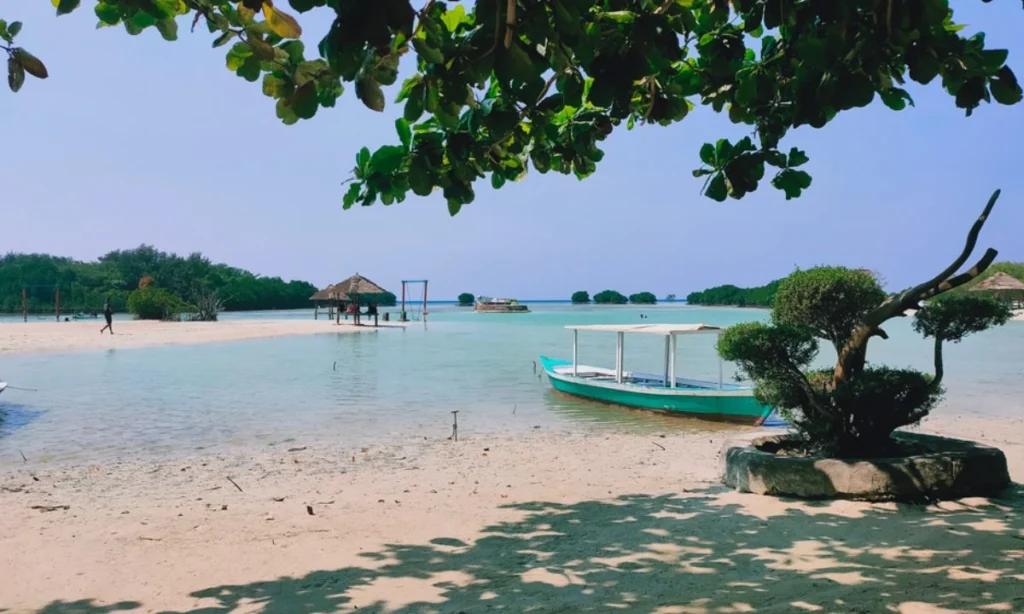 Suasana sunset saat acara gathering perusahaan di Pulau Pari