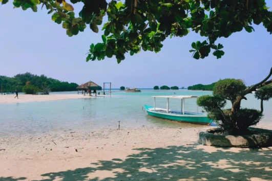 Suasana sunset saat acara gathering perusahaan di Pulau Pari