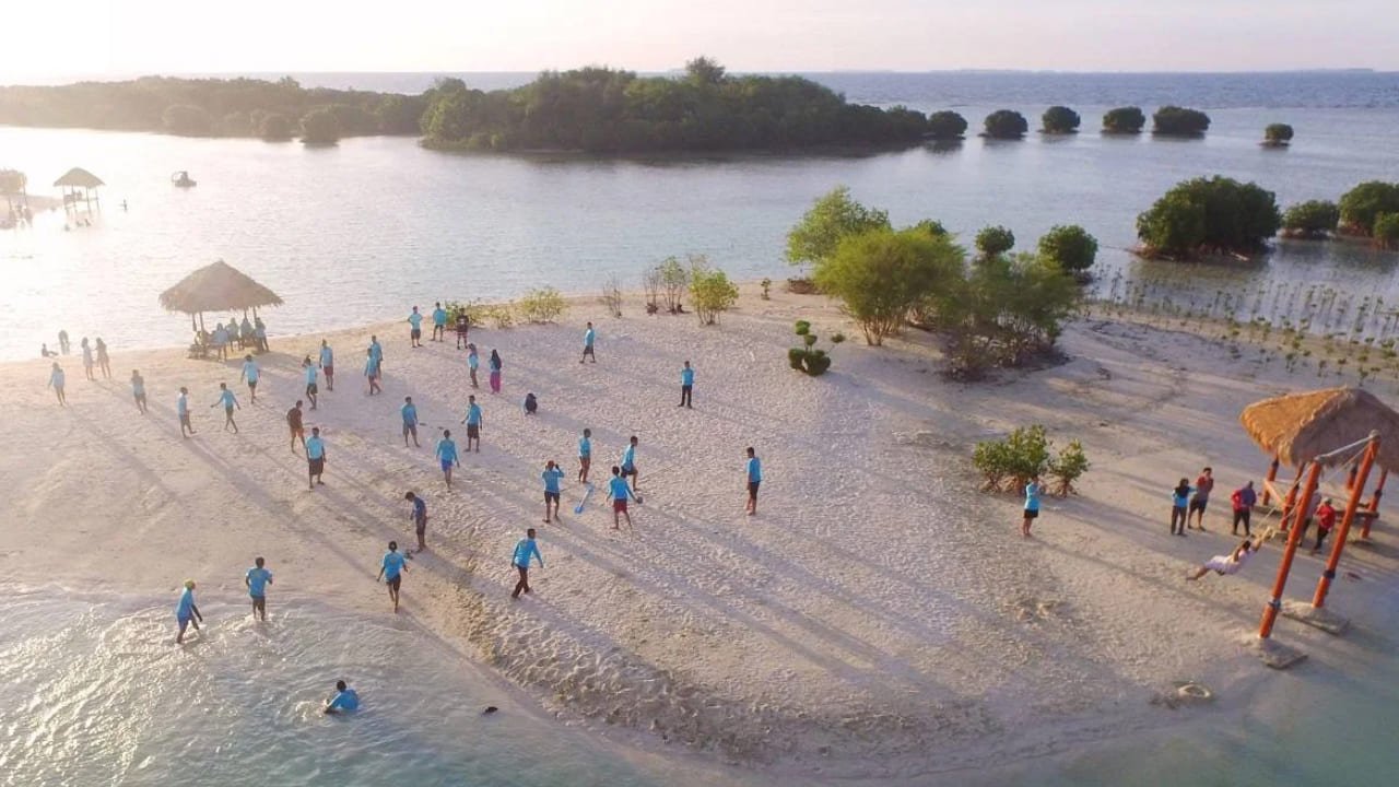 Outing kantor di pantai Pulau Pari Kepulauan Seribu