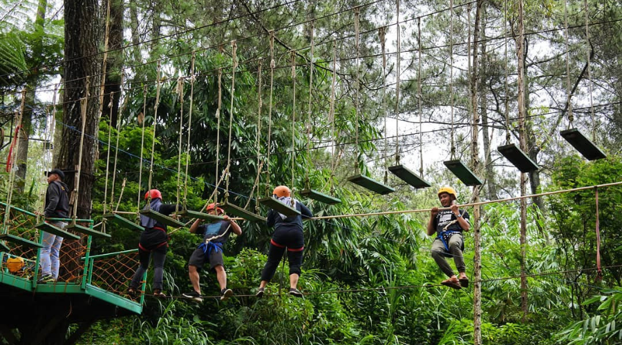 wahana outbound yang lengkap di grafika cikole