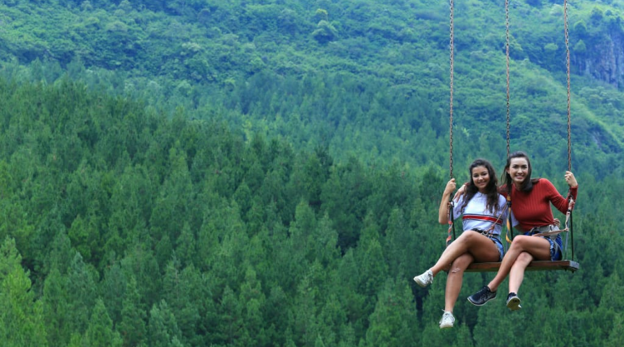 wahana sky swing di the lodge maribaya