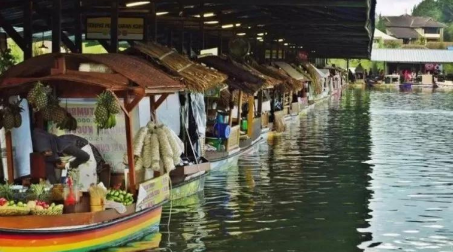 pasar apung di Lembang Floating Market