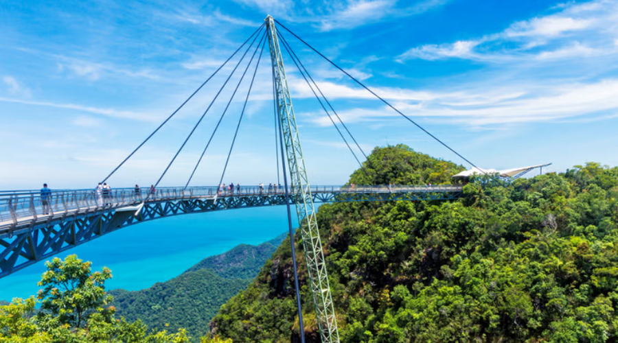 menyaksikan keindahan Langkawi dari atas tebing pegunungan