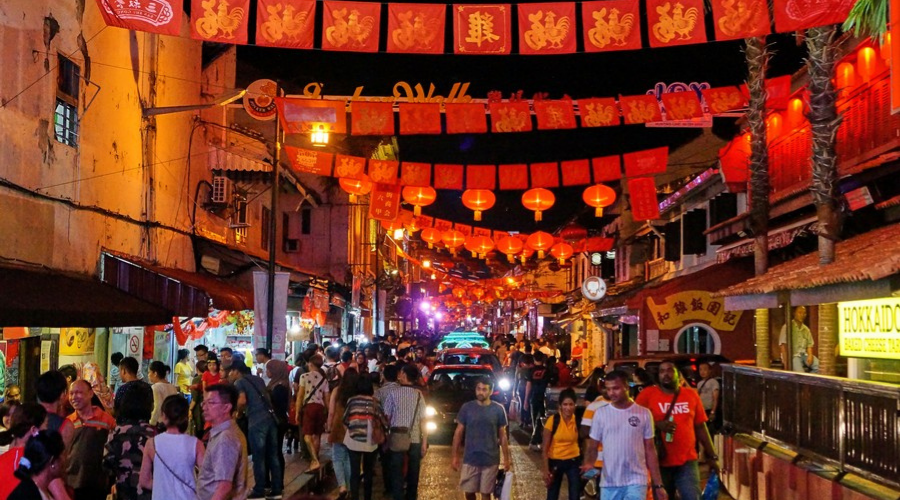 Berjalan di Jonker Street Penang untuk berburu oleh-oleh