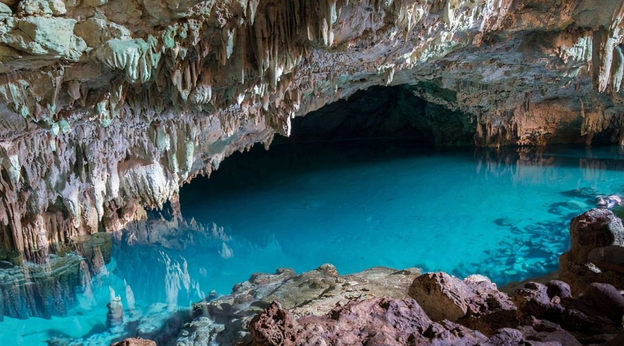 pemandangan yang memukau dari goa batu