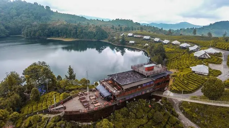 Pinisi Resto Ciwidey: Tempat Makan Unik yang Eksotis