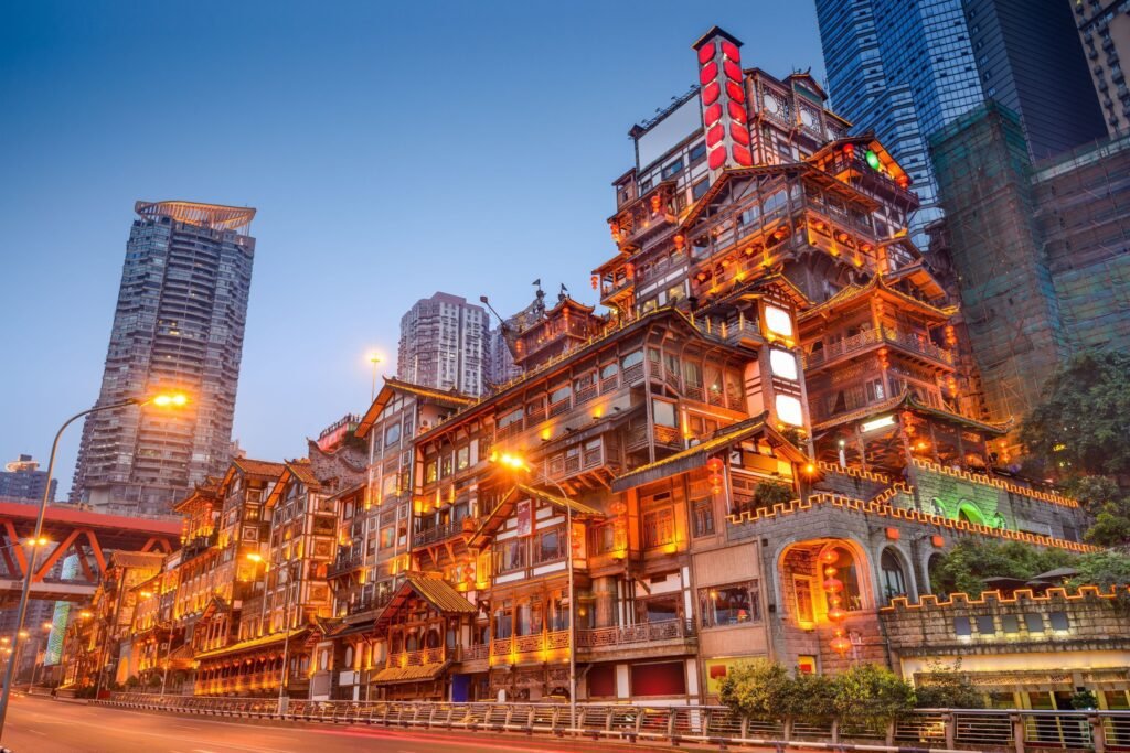 Peserta outing kantor menikmati city tour Chongqing,