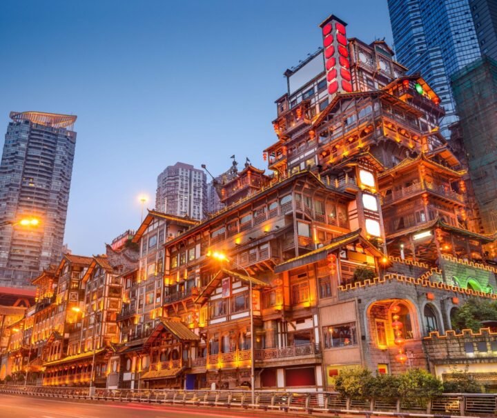 Peserta outing kantor menikmati city tour Chongqing,