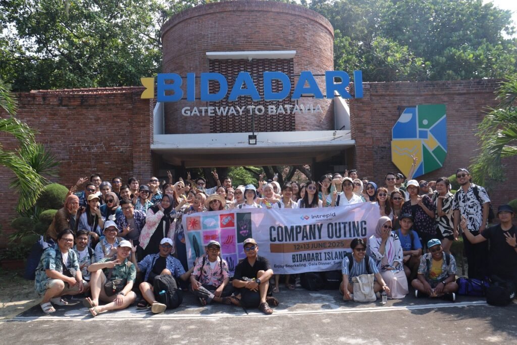 Karyawan PT Intrepid foto bersama di Pulau Bidadari Kepulauan Seribu dalam acara corporate gathering bersama Kili Kili Adventure