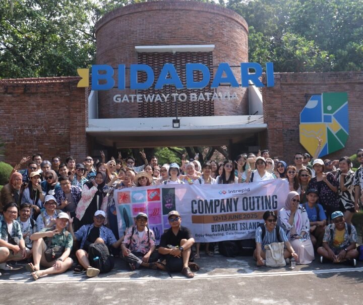 Karyawan PT Intrepid foto bersama di Pulau Bidadari Kepulauan Seribu dalam acara corporate gathering bersama Kili Kili Adventure