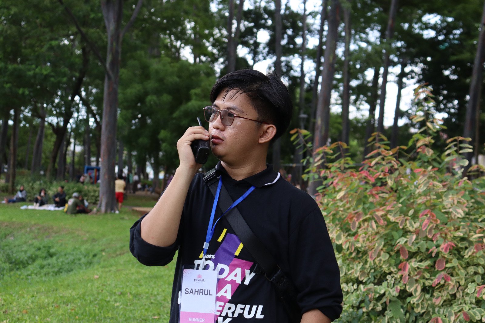 Event Coordinator memegang HT