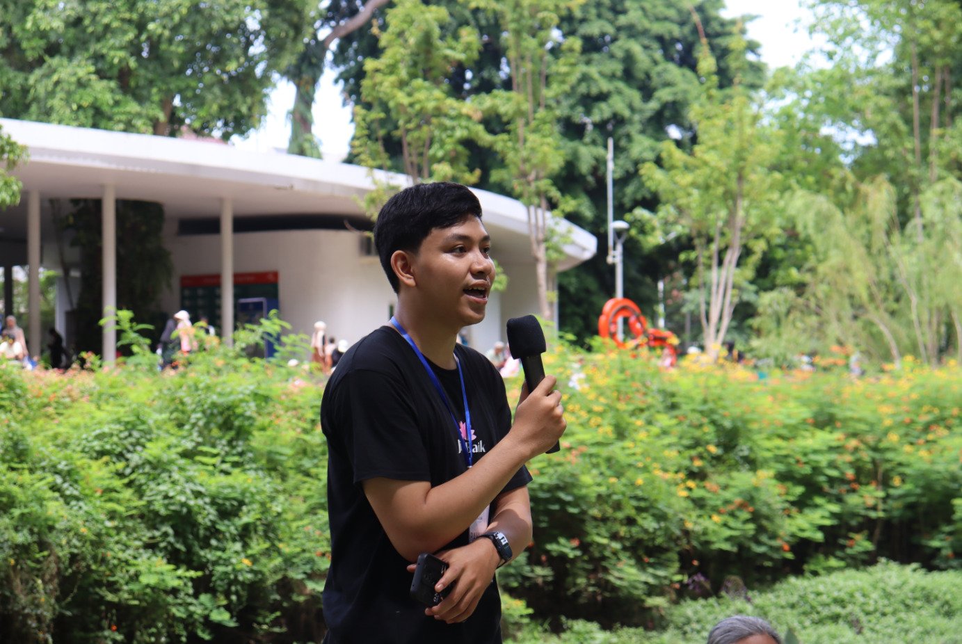 Activity Leader sedang menjelaskan