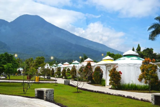 Family morning stretch di The Highland Park Resort Bogor