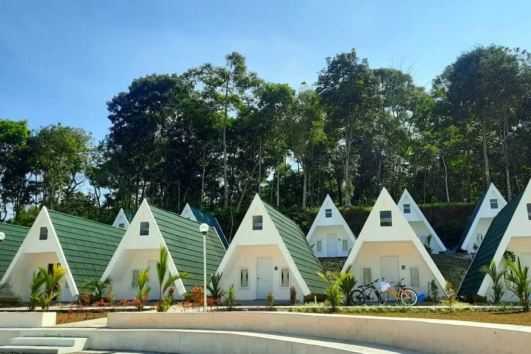 Aktivitas mindful walking karyawan di alam pegunungan Kaliurang