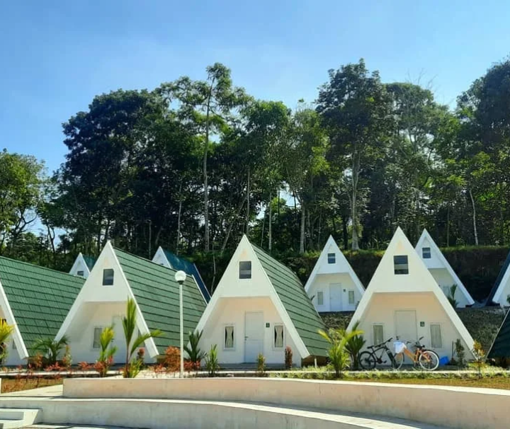 Aktivitas mindful walking karyawan di alam pegunungan Kaliurang