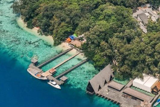 kegiatan fun games keluarga di pesisir Pulau Seribu