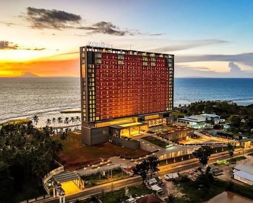 Aktivitas team building di Mövenpick Resort Carita – sesi kolaboratif untuk mempererat kerja sama dan komunikasi antar peserta.