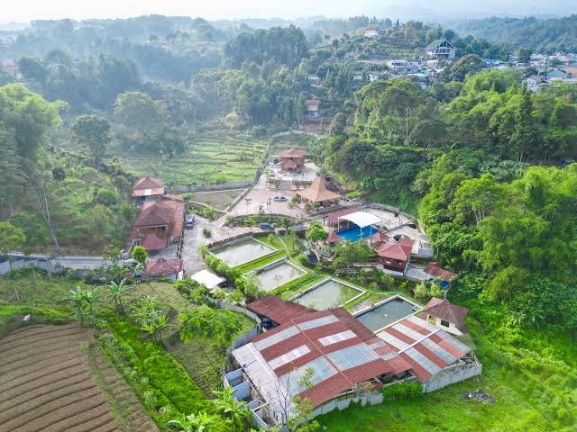 Kegiatan 2D1N Team Building Villa Lembah Koi Puncak Bogor bersama Kili Kili Adventure.